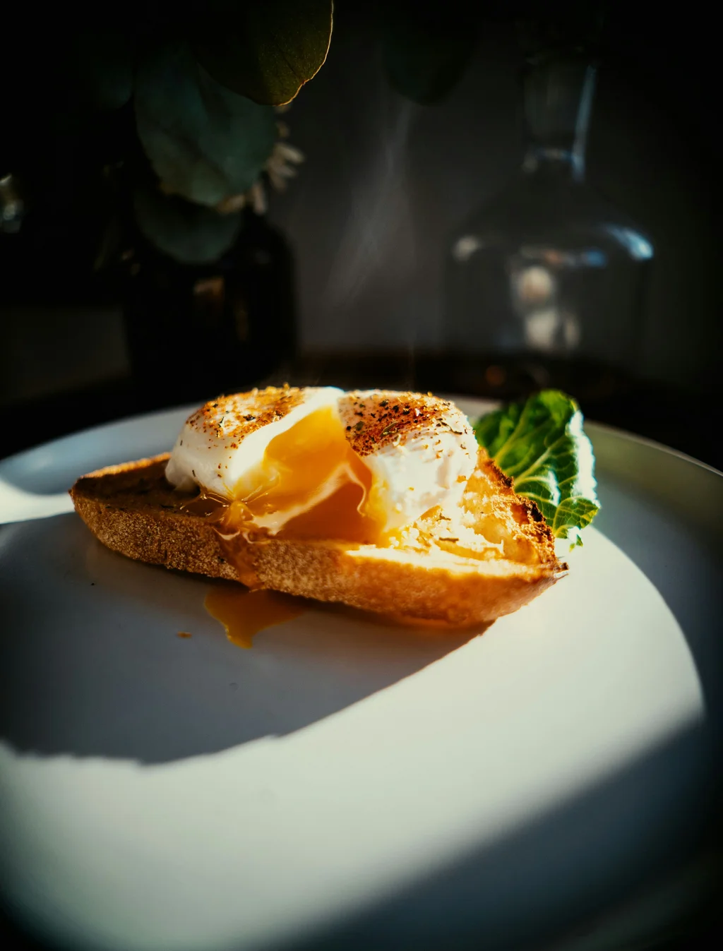 Toast mit pochiertem Ei und flüssigem Eigelb auf weißem Teller