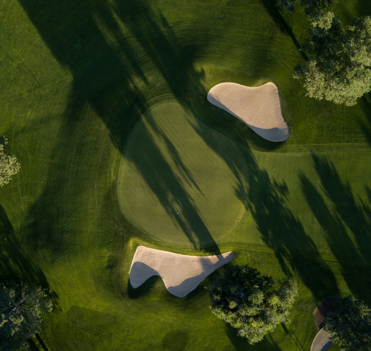 Cubea | Aktivurlaub in Bodenmais, der potenziert Luftaufnahme eines Golfplatzes mit Sandbunkern und Bäumen im Schatten