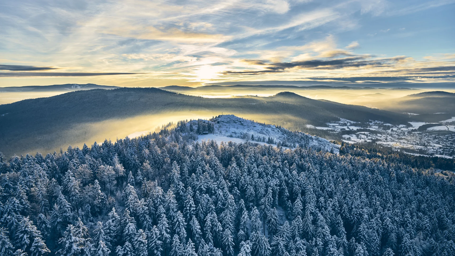Cubea | Urlaub³ im Bayerischen Wald Verschneiter Wald und Hügel im Sonnenaufgang mit Nebel im Tal