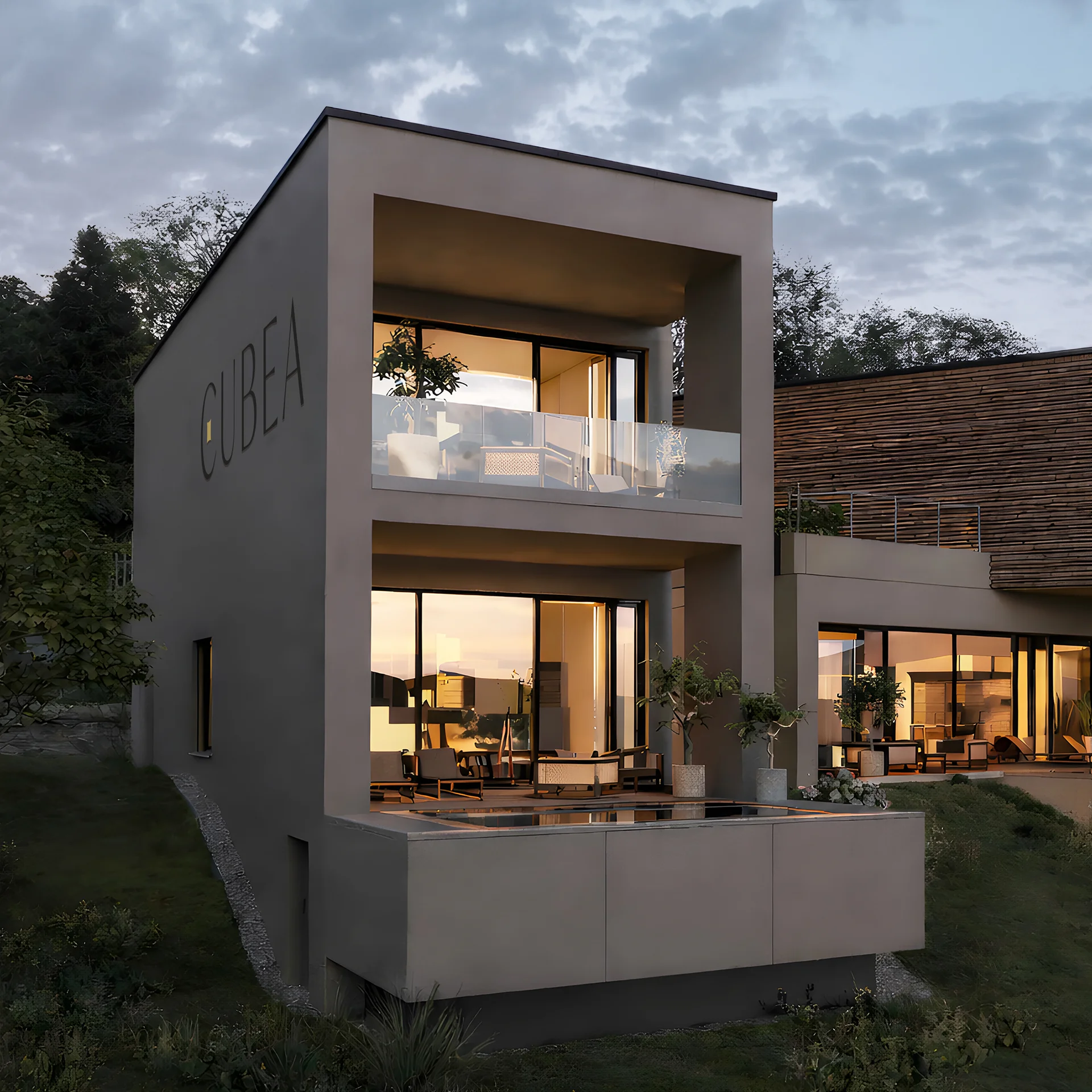 Modernes Haus mit großen Fenstern und Holzverkleidung am Hang bei Dämmerung
