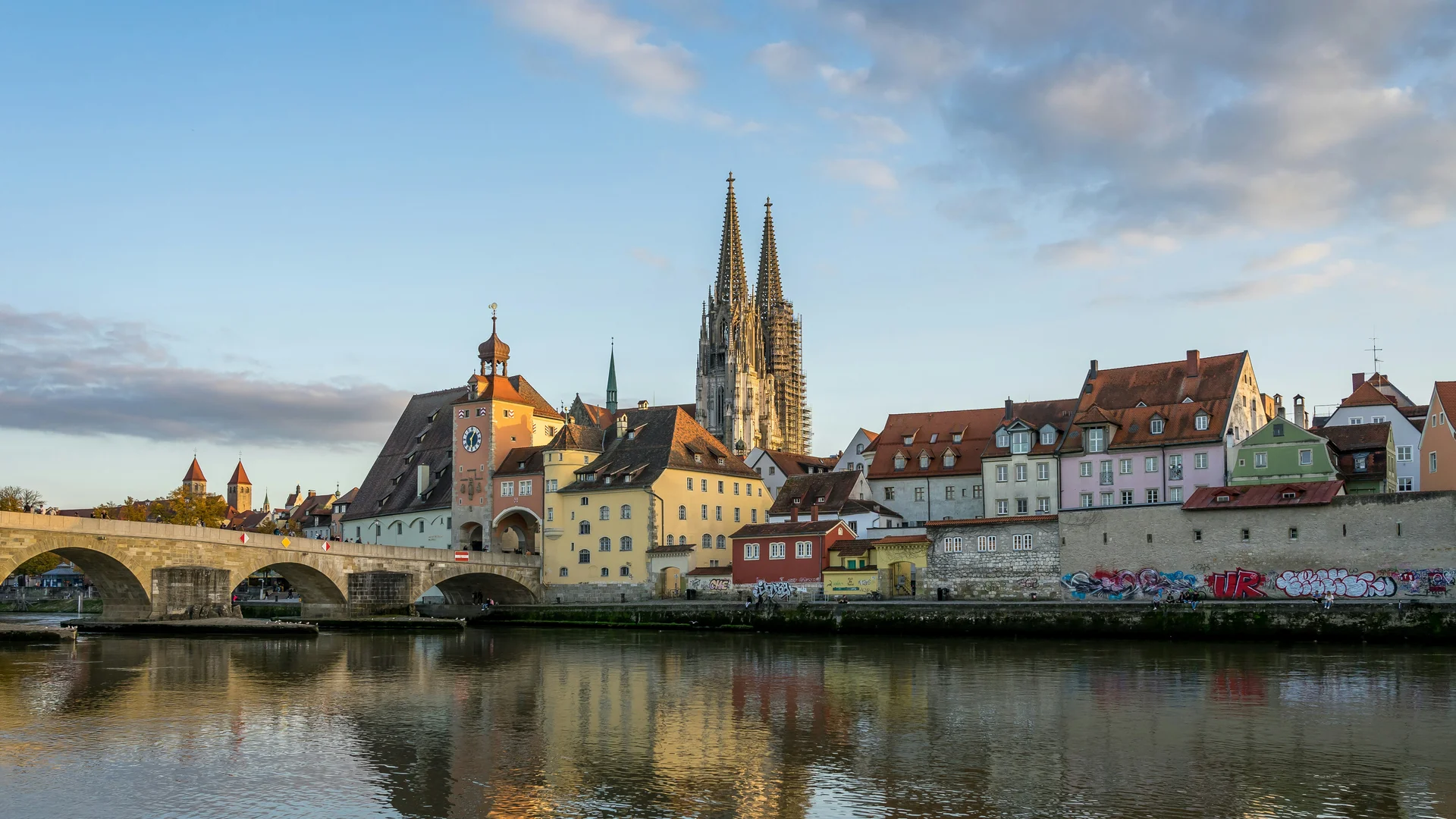 Cubea | Urlaub³ im Bayerischen Wald Blick auf Regensburger Altstadt mit Steinbrücke und Domspitzen am Fluss