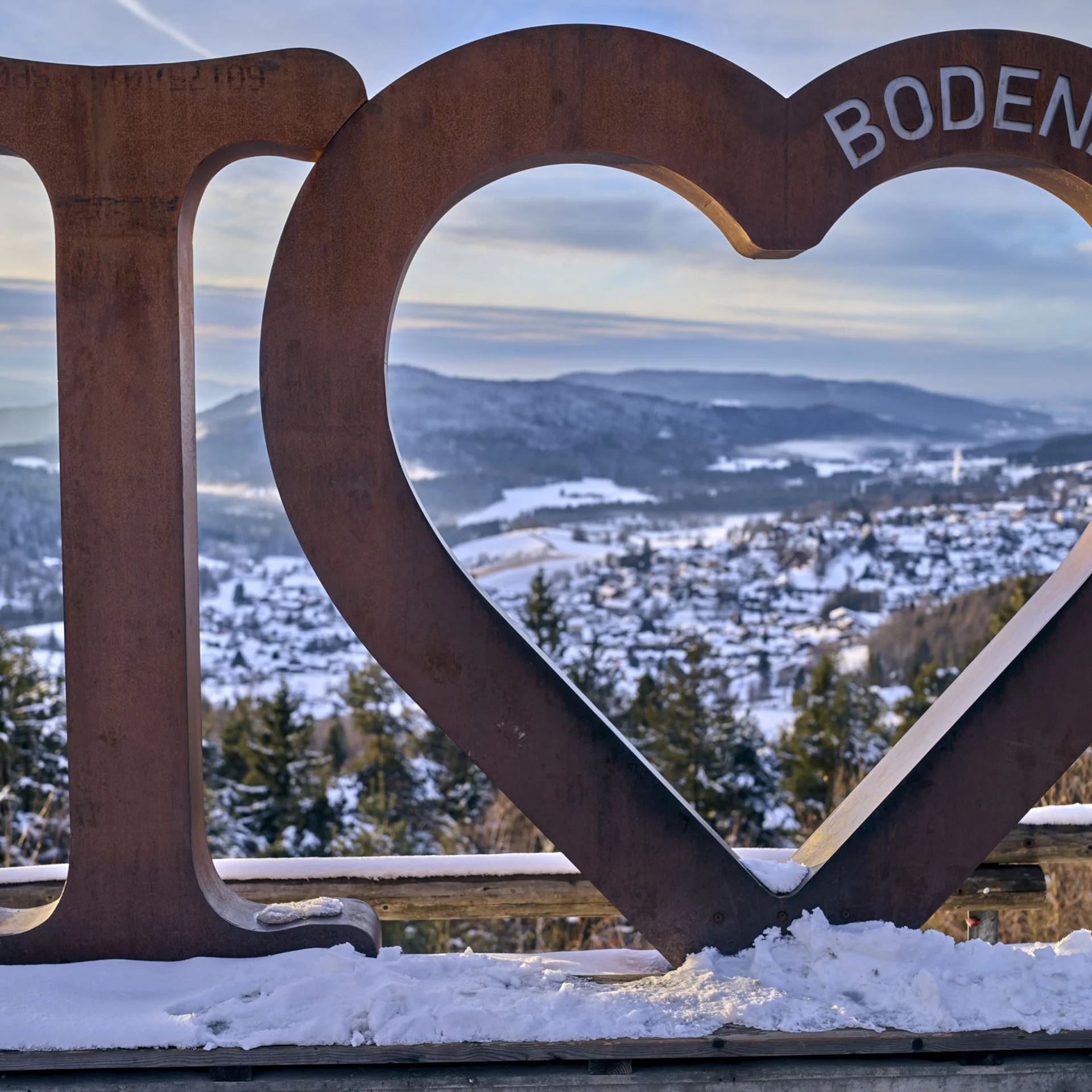 Große Metallskulptur mit I und Herz vor verschneiter Landschaft in Bodenmais