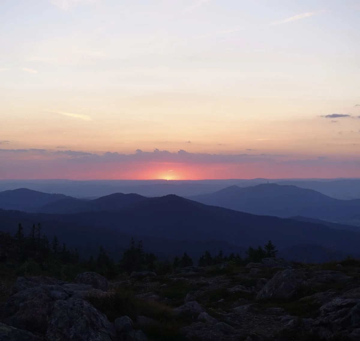 Cubea | Aktivurlaub in Bodenmais, der potenziert Sonnenuntergang über dunklen Bergen mit klarem Himmel